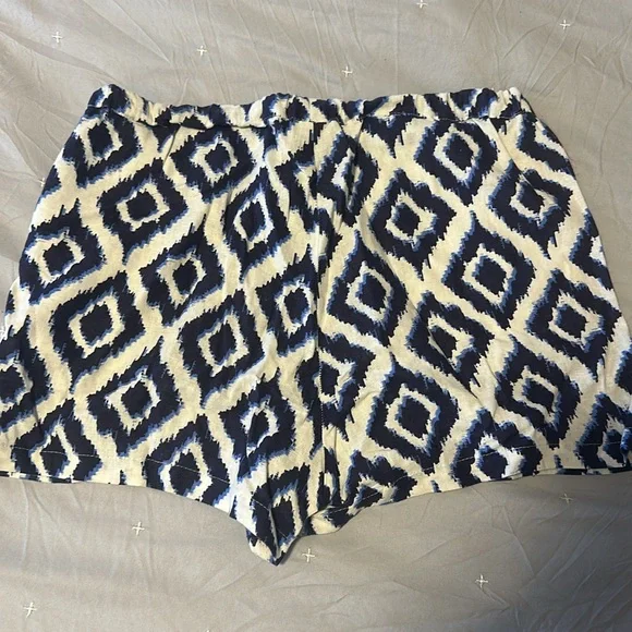 Linen Shorts - Picture 2 of 3